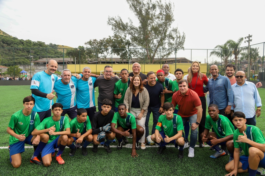 Prefeito de Niterói entrega obras do Campo do Salinas, em Jurujuba