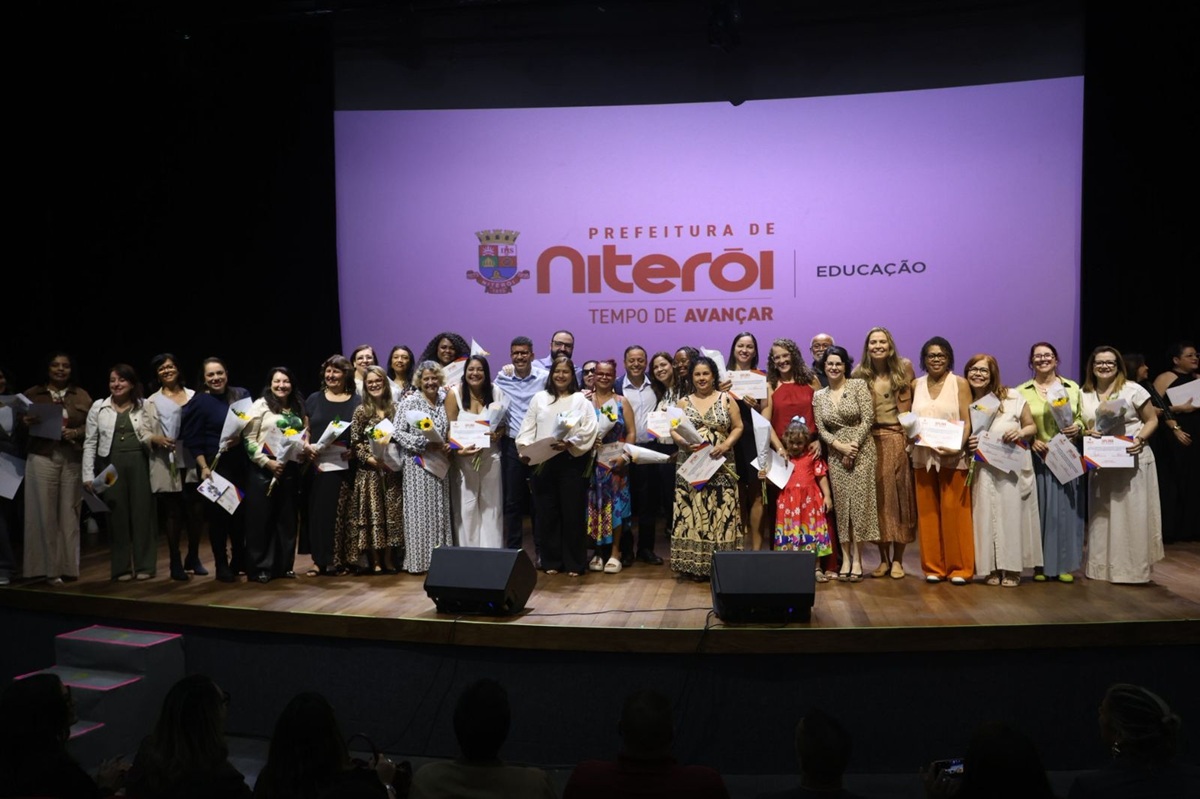 Diretoras e diretores de 82 unidades da Rede Municipal de Educação tomam posse para o biênio 2025-2027