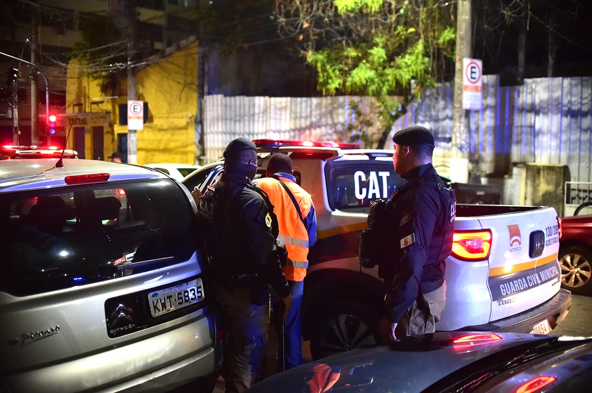 Prefeitura de Niterói e Polícia Civil realizam Operação Donos da Rua para combater flanelinhas ilegais no Jardim Icaraí