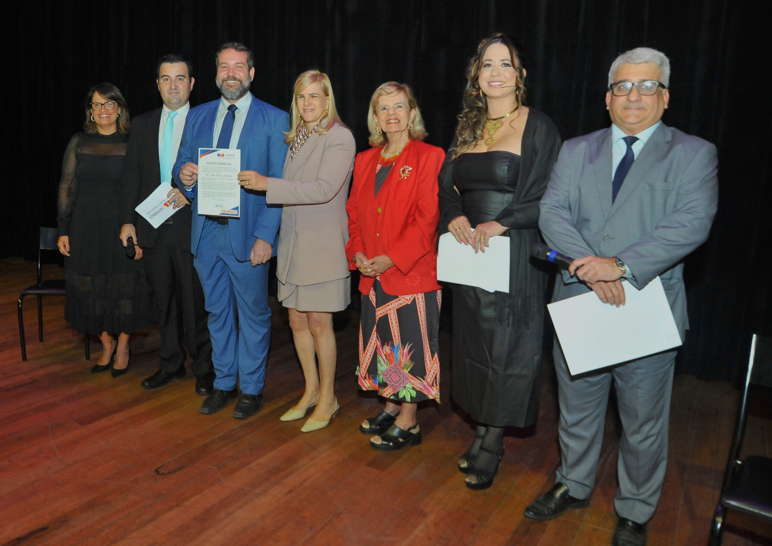 OAB Niterói celebrou os 198 anos da criação dos Cursos Jurídicos no Brasil com evento grandioso realizado na Sala Nelson Pereira dos Santos, homenageando advogados e advogadas em destaque na profissão