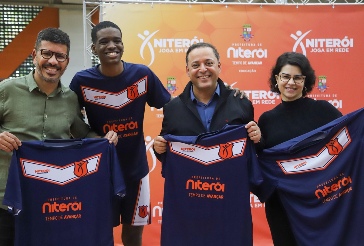 Prefeitura de Niterói distribui 37 mil kits de uniformes para os estudantes que irão disputar o JEN 2025